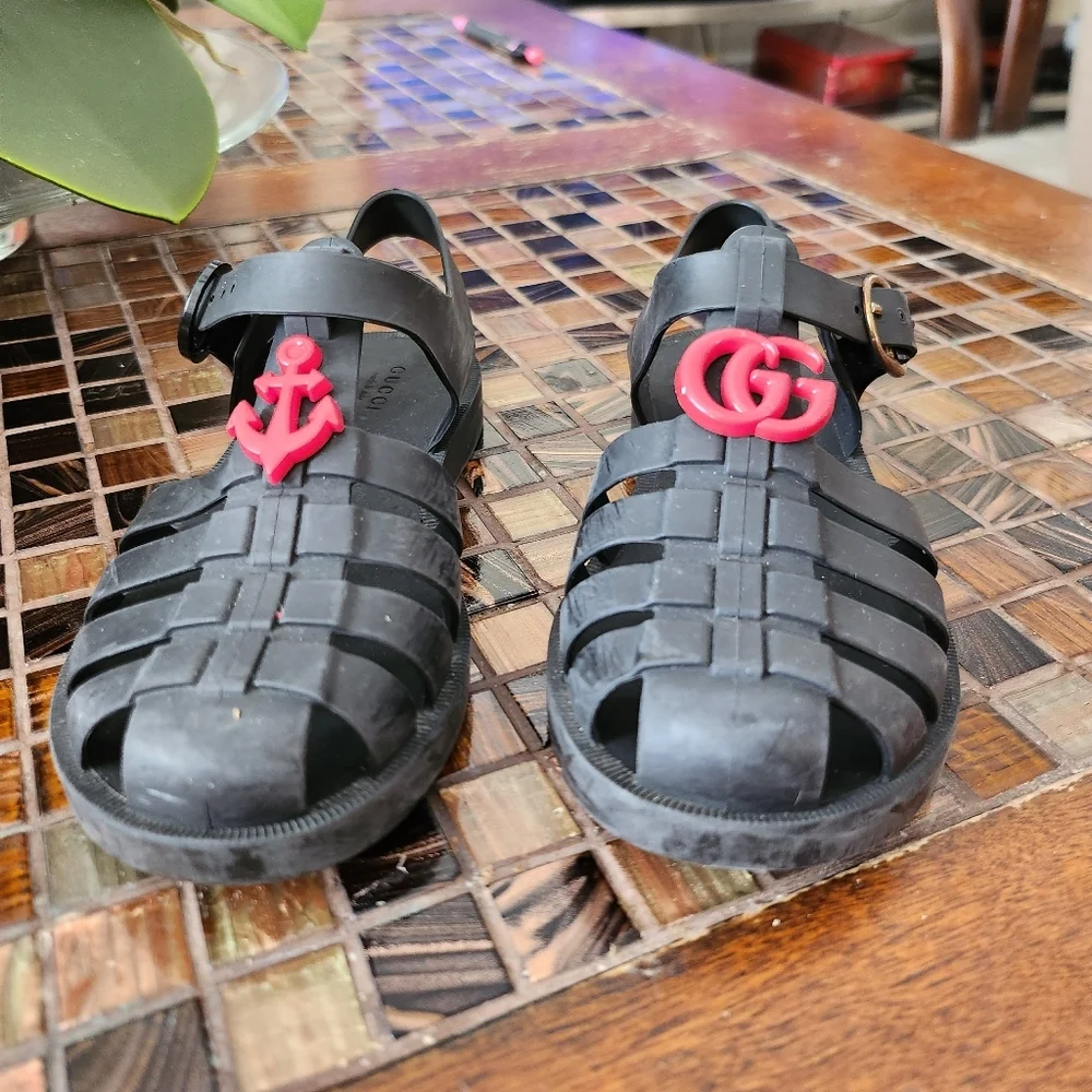 Gucci signature rubber sandals size 28